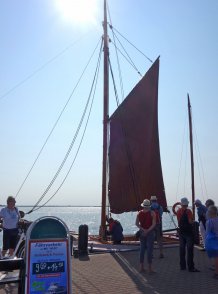 Fährverkehr am Hafen von Born