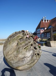 Zingst - Holzkugel an der Seebrücke