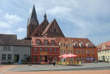 Marktplatz in Barth mit Marienkirche (1450)