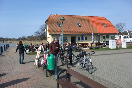 am Hafen von Born